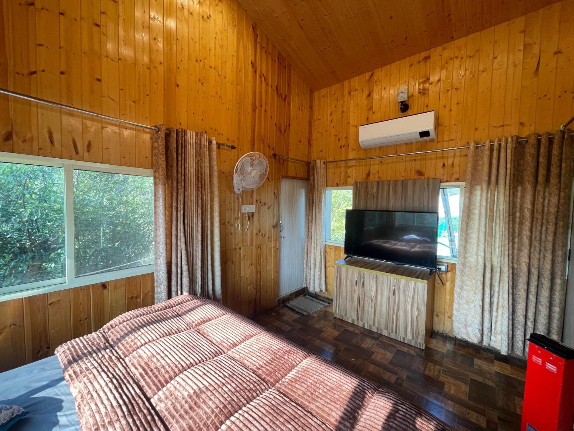 Saraiville- Luxury Riverside Cottages Dehradun Buitenkant foto